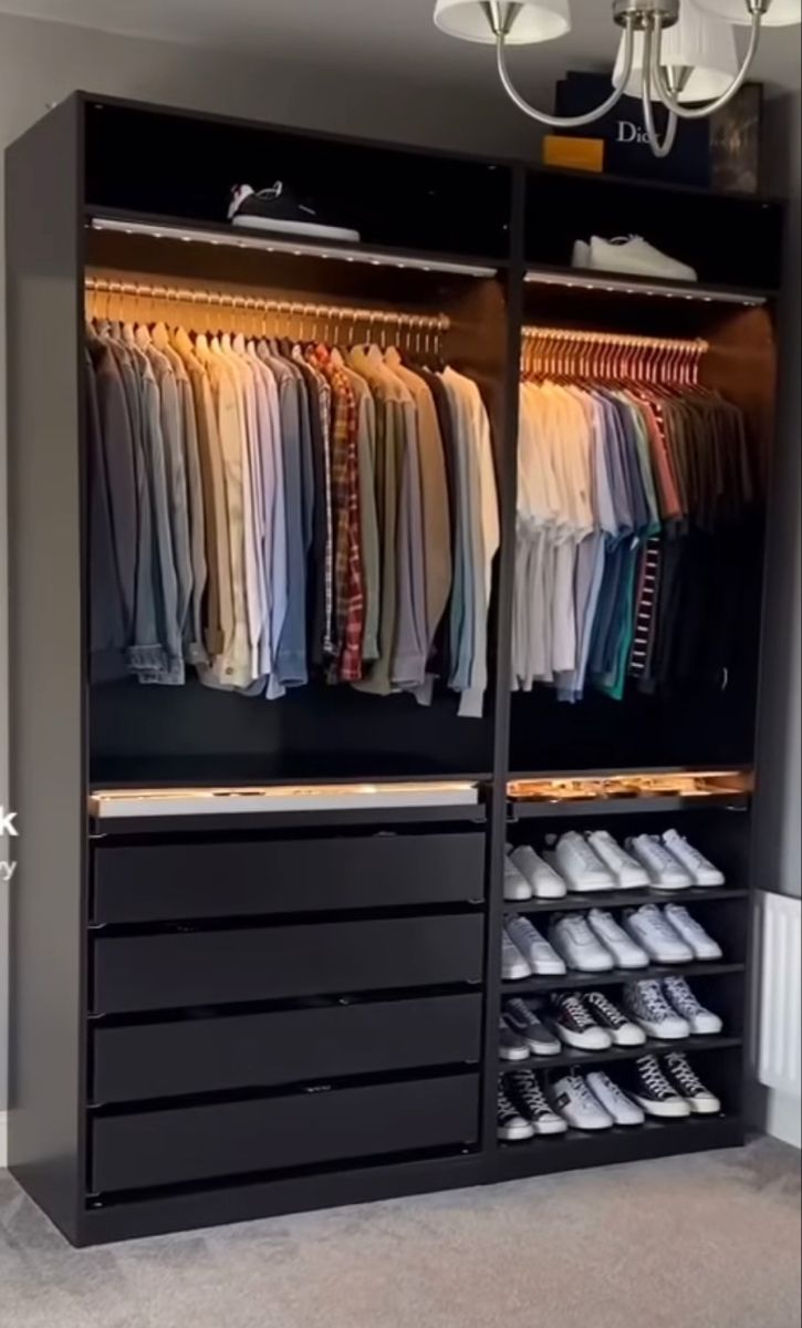 Walk-in closet con iluminación cálida