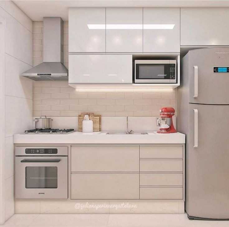 Cocina con backsplash subway tile y mixer rojo
