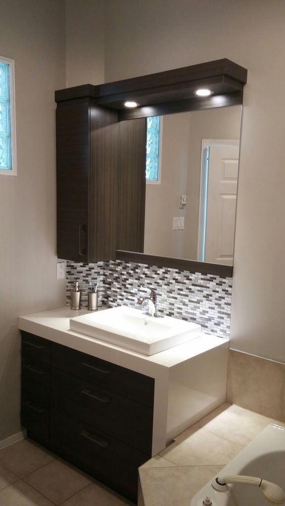 Vanitory con espejo y backsplash mosaico
